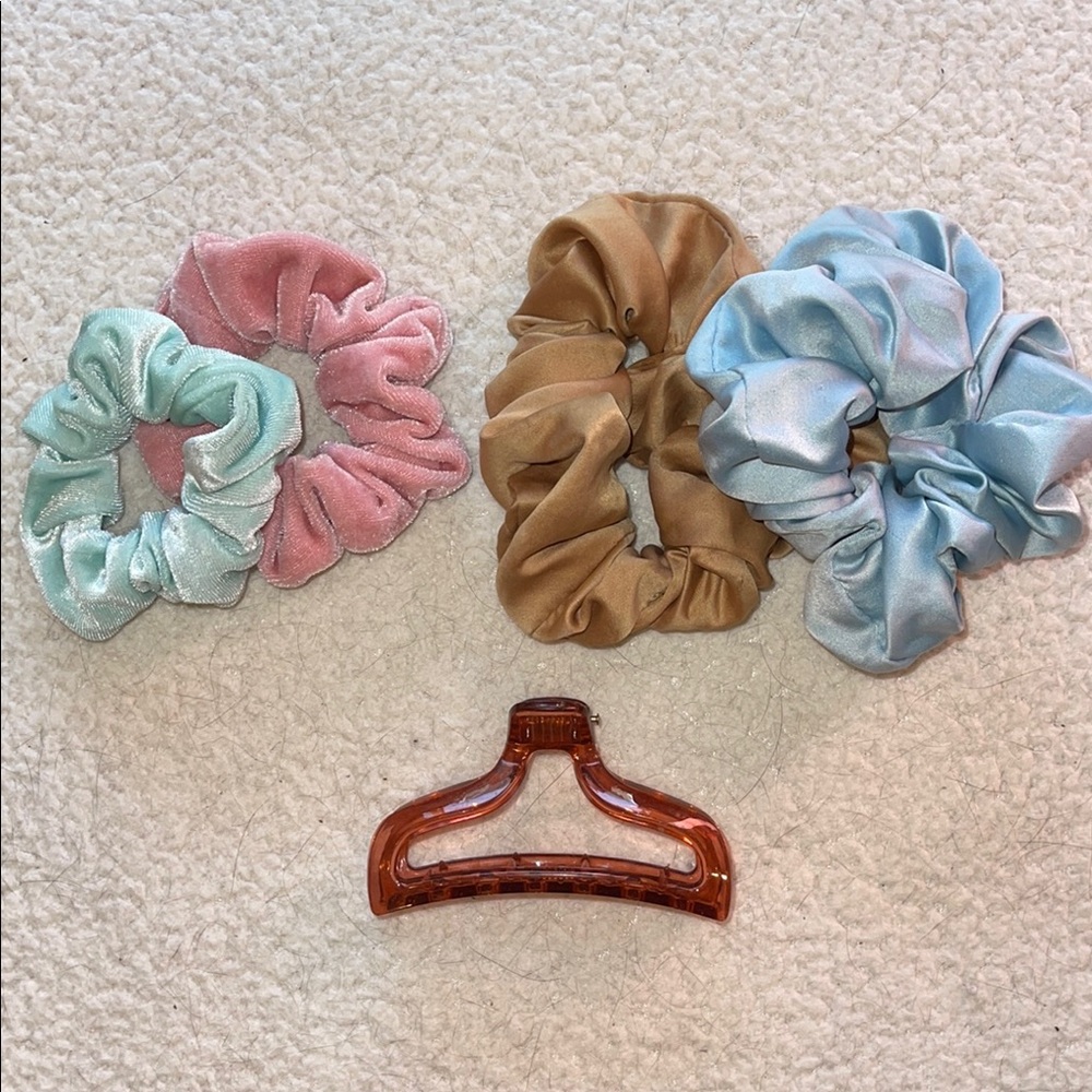 Four hair scrunchies and one claw clip